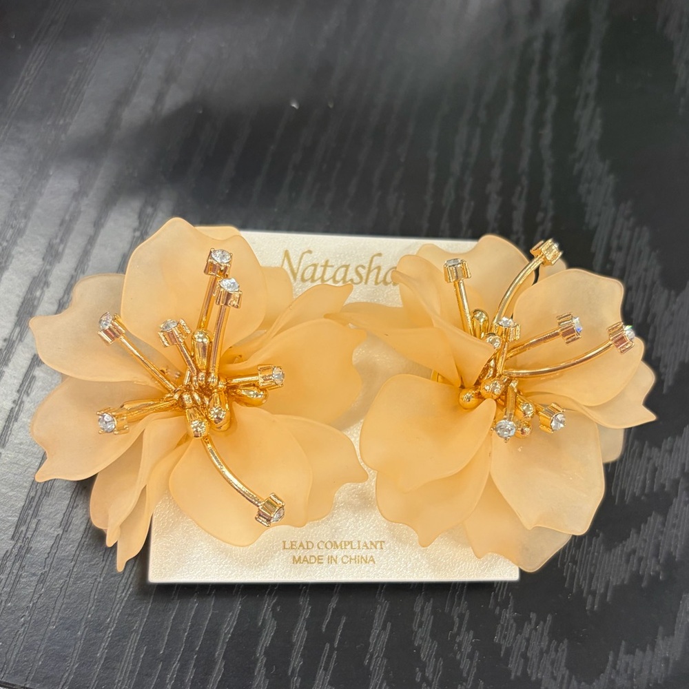 NWT ⚜️🌼⚜️ Natasha Gorgeous Beige And Gold Floral Earrings - Picture 3 of 6